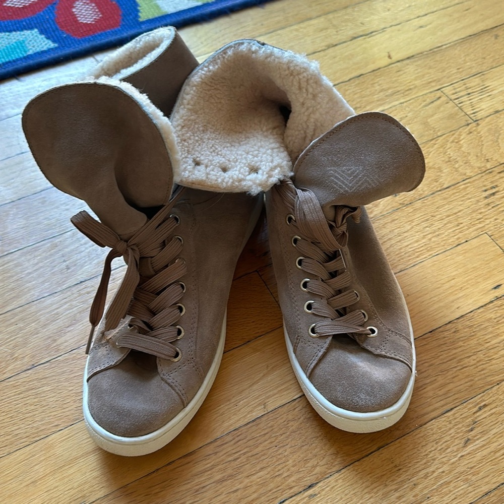 NEVER WORN Ugg lace up boots size 9.5